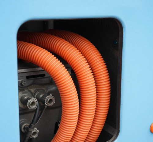 深圳德盛电气：以橙色波纹管筑牢新能源公交车高压线束安全防线