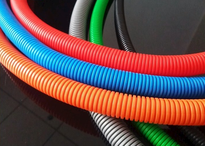 V0阻燃塑料穿线软管与汽车线束保护套：安全防护的核心解决方案